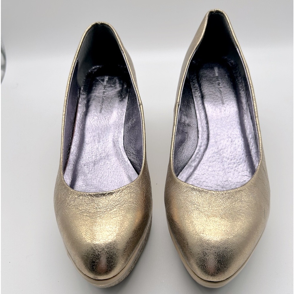 Ladies Size 10 Gold Pumps, beautiful shoes, never worn, had surgery on my right